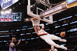 开云体育-马刺队防守表现出色，轻取开拓者队